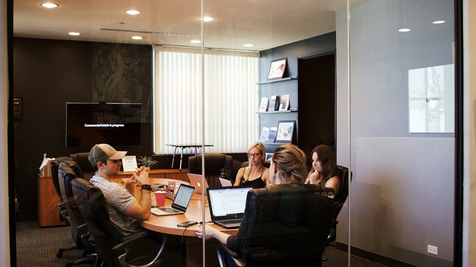 Reunião de trabalho de equipe contábil